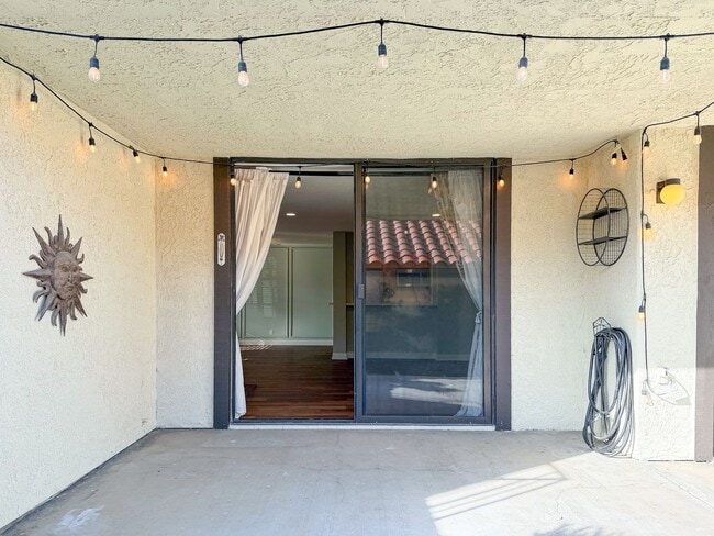 Building Photo - 2262 Martinique Ln