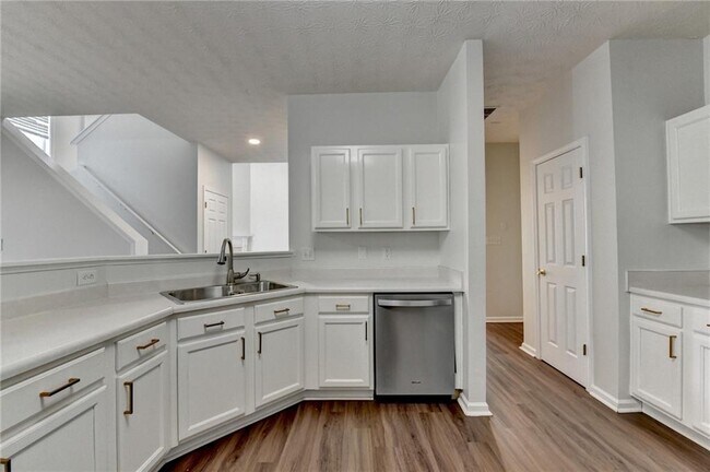 Building Photo - 6670 Island Pointe Dr