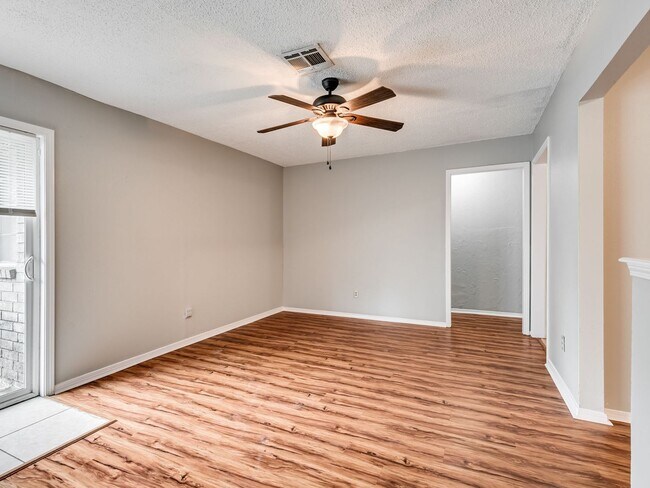 Building Photo - Cute home in Shawnee