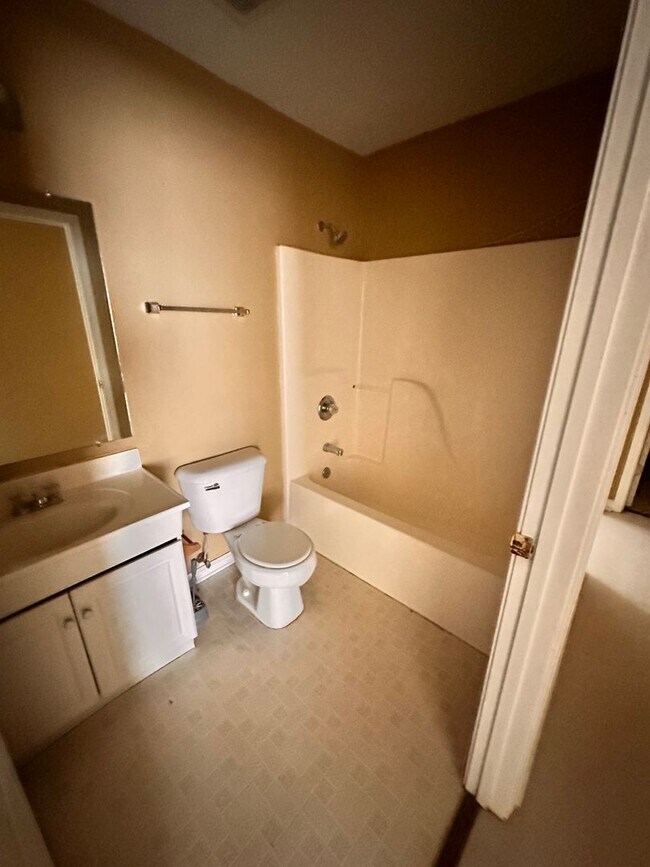 Building Photo - 2 Green Acre Rd NE