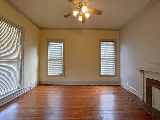 Building Photo - 784 College St