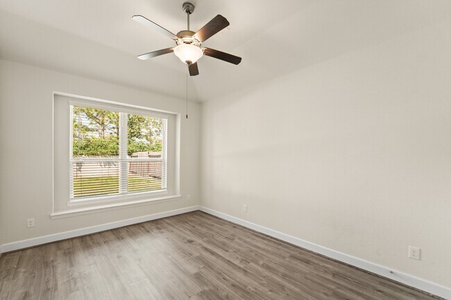 Building Photo - 9339 Fairfield Oaks Ln