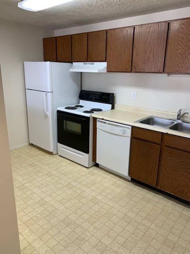 Building Photo - Cute 1 Bedroom, 1 Bathroom Apartment