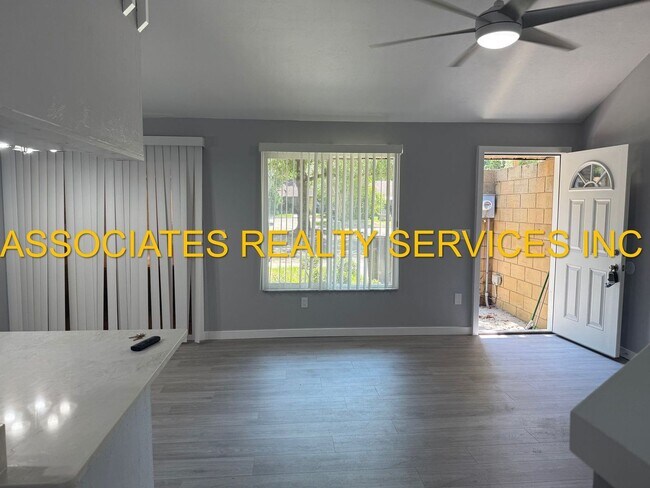 Building Photo - MUST SEE!!! 2BED/2BATH FULLY REMODELED UNIT IN GREENLEAF!!! FENCED BACK YARD!!!