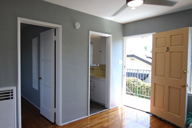 Building Photo - 1723 E Erie St