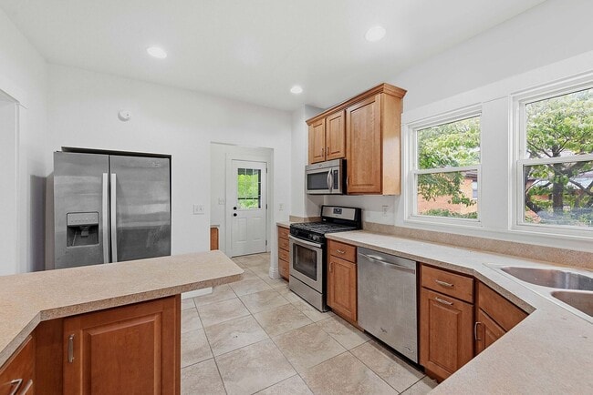 Building Photo - CHEVIOT: Charming 4 bed 2.5 bath 1 car detached garage