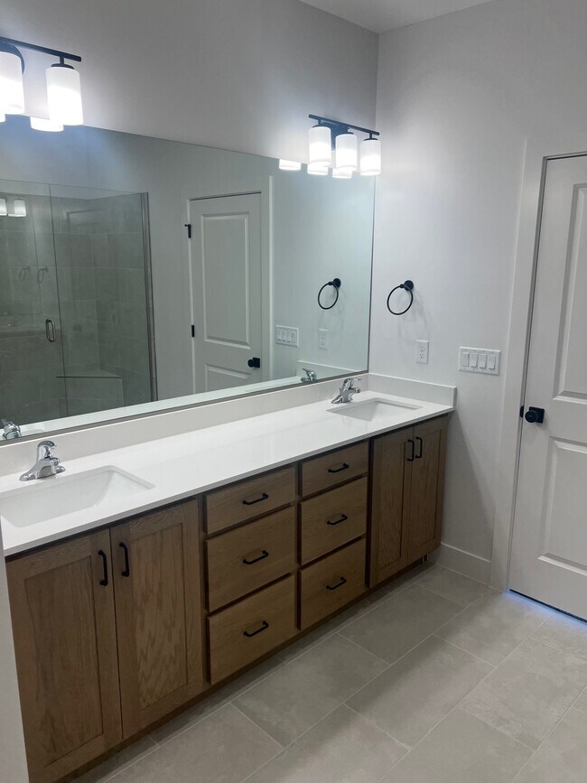 Building Photo - 1811 Livy Ln