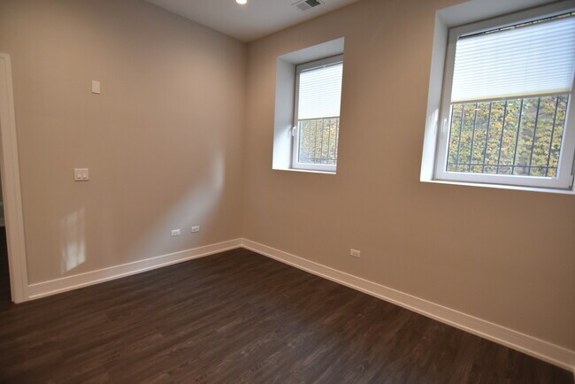 Building Photo - 1730 W Greenleaf Ave