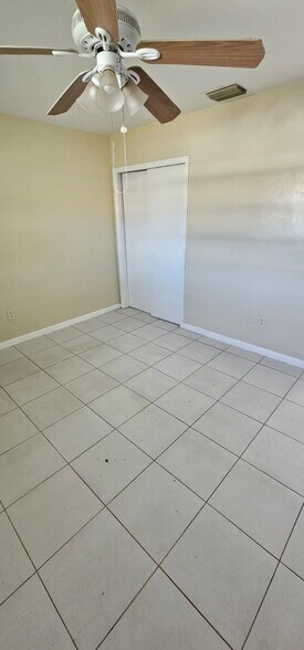 Building Photo - 4117 SW 24th St