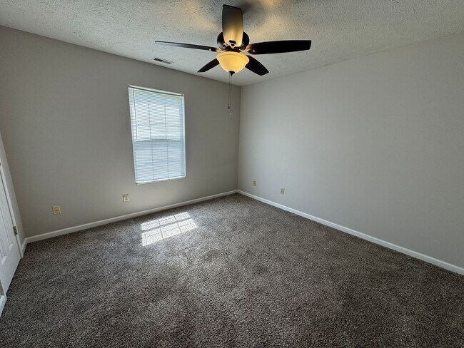 Building Photo - 684 Hummingbird Ln