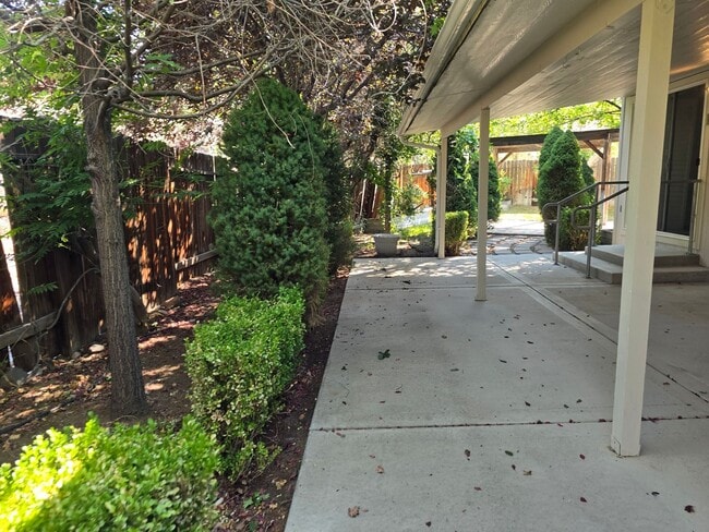Building Photo - Adorable single story, 3 bedroom, 2 bath h...