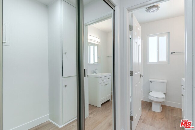 Building Photo - 845 S Kenmore Ave