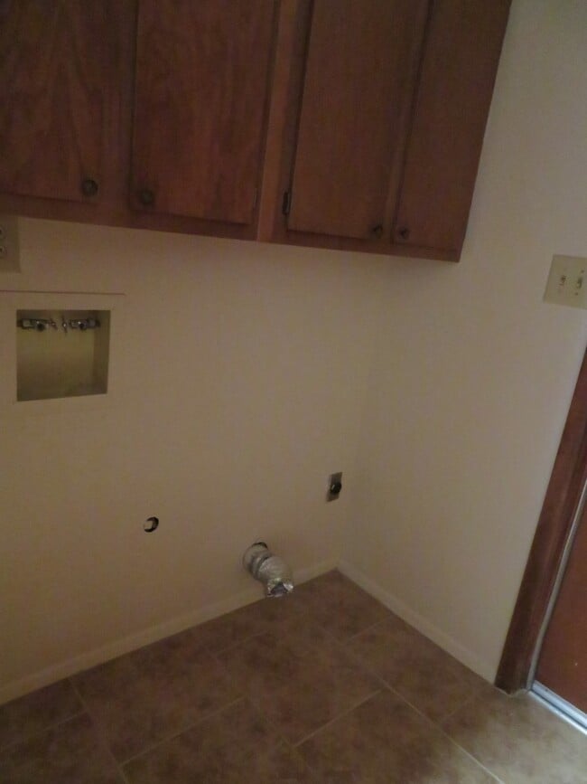 Building Photo - 2 Bedroom 2 Bath Townhouse Available for Rent