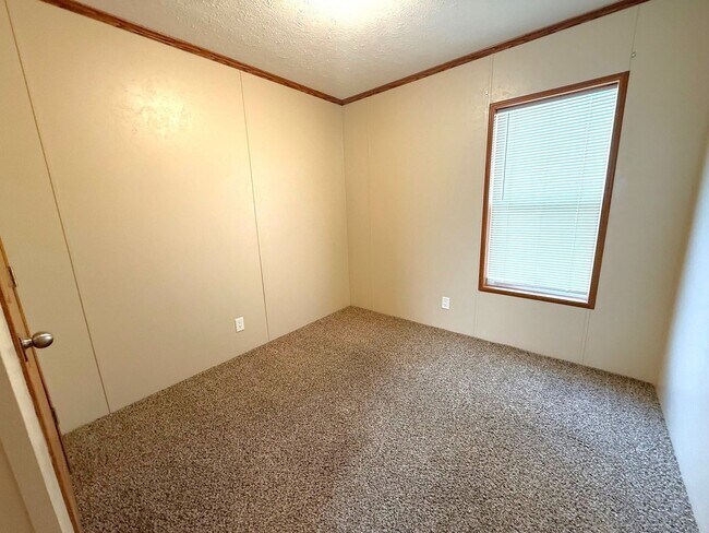 Building Photo - 3 bedroom, 2 bath Mobile Home