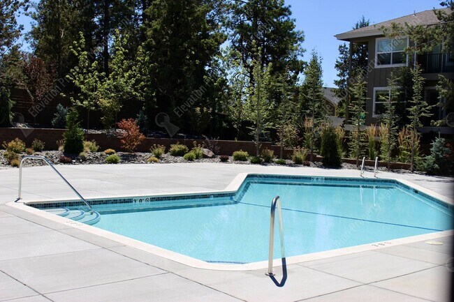 Building Photo - 4BR - 2.5 BA SE Bend home in great neighborhood with park and pool!