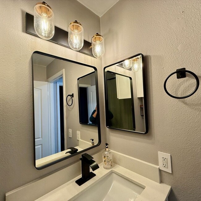 Building Photo - Stunning 2 bedroom, 1.5 bathrooms, 2 story townhouse for rent in Allure Condos in Serra Mesa!