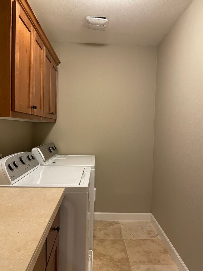 Building Photo - NEWER LUXURY Style Townhouse with a gorgeo...