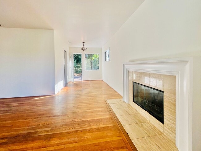 Building Photo - Beautiful Lake Balboa Single Family Home: 3 Bedroom/1 Bathroom/ 2-car garage