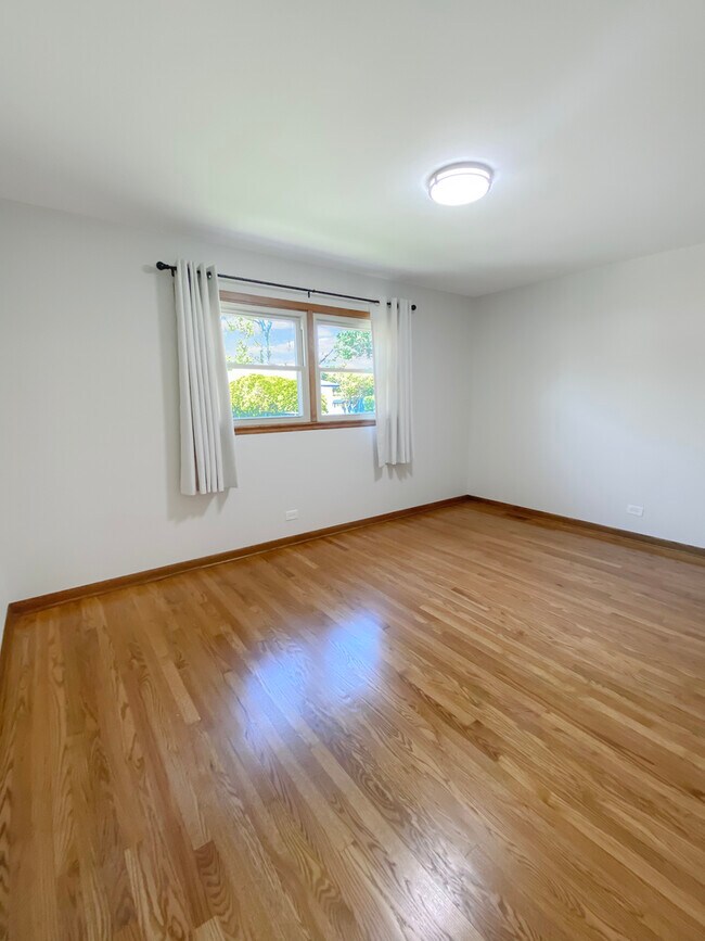 Building Photo - 2242 Eastview Dr