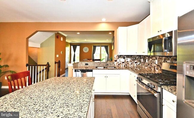 Building Photo - 353 E Hancock St