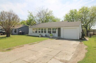 Building Photo - 3119 Eisenhower Dr