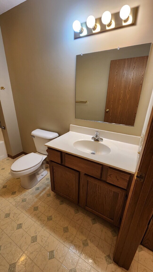 Building Photo - 2 Bedroom, 1 1/2 Bathroom Apartment With A/C & Garage - Available Now!