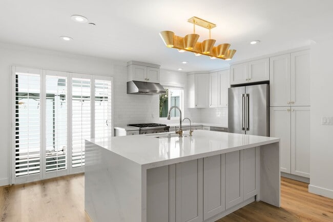 Building Photo - Steps from 17th Street - Beautifully Updated 2 Bed, 2.5 Bath Townhome in Newport Beach