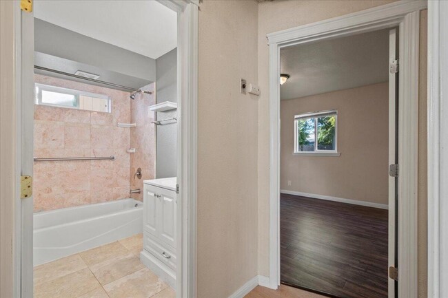 Building Photo - 1107 4th St