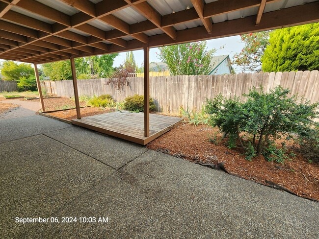 Building Photo - 531 SW Honeysuckle Ct