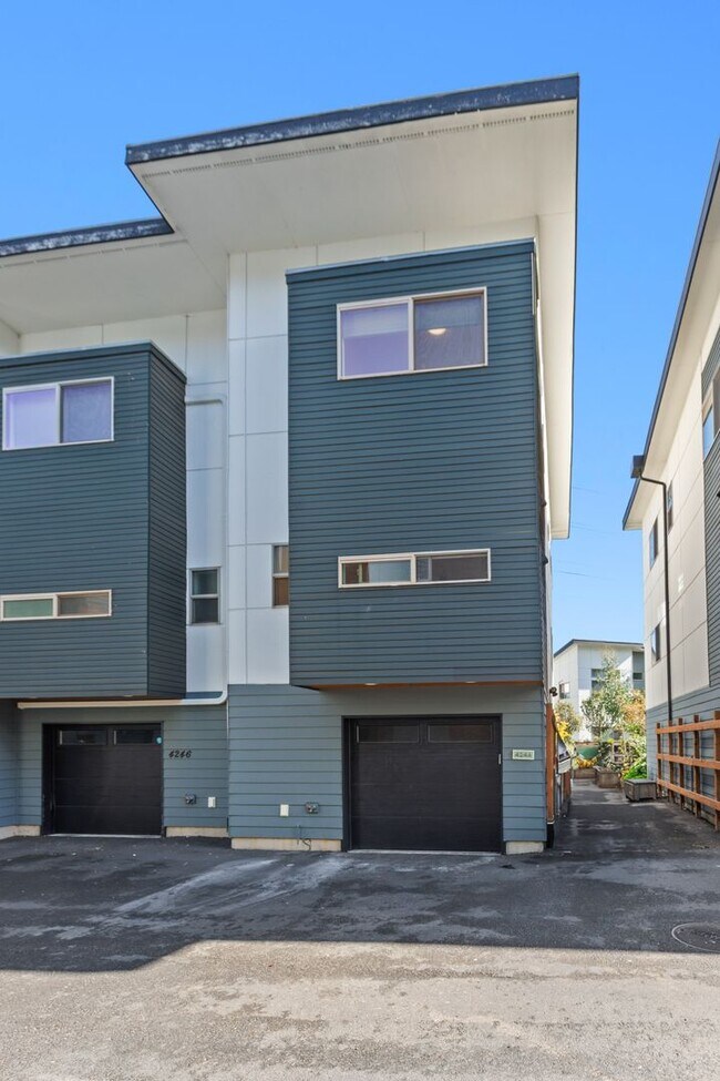 Building Photo - 3bd/1.5ba Seattle Townhouse