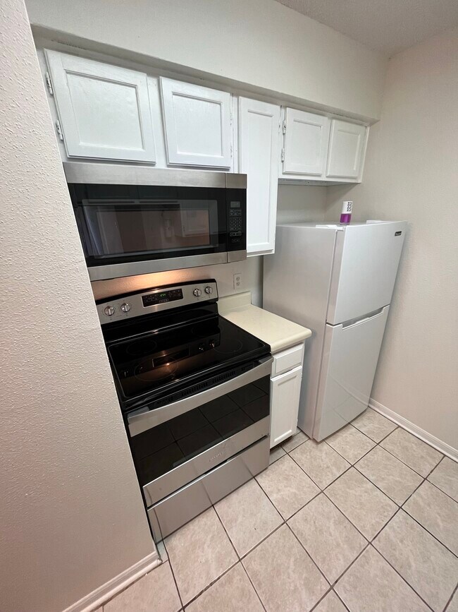 Building Photo - 2120 El Paseo St