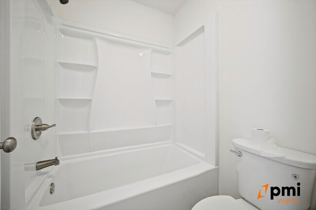 Building Photo - 2 Bed 2.5 Bath renovated townhome Virginia Beach