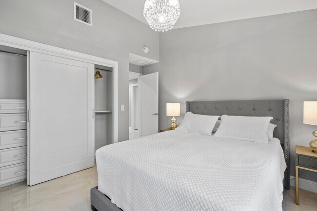 Building Photo - 7101 W Lake Dr