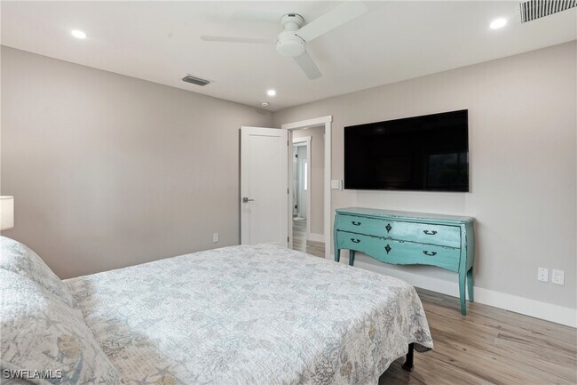 Building Photo - 6163 Plumosa Ave