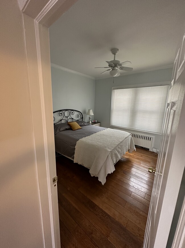 Bedroom with large windows - 199 Tulip Ave