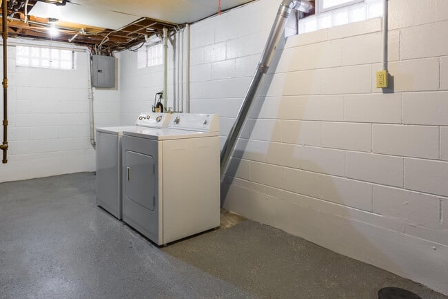 Building Photo - 128 Gunson St
