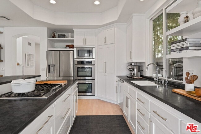 Building Photo - 835 Superba Ave