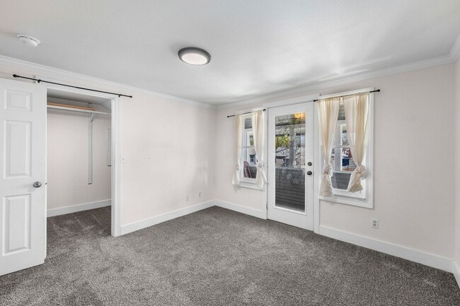 Building Photo - Great Location! Northtown Charmer!