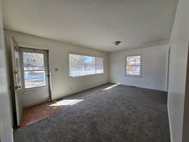 Building Photo - 1929 Crestview Dr