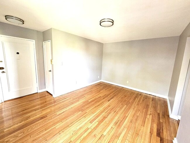 Interior Photo - 758 Jersey Avenue