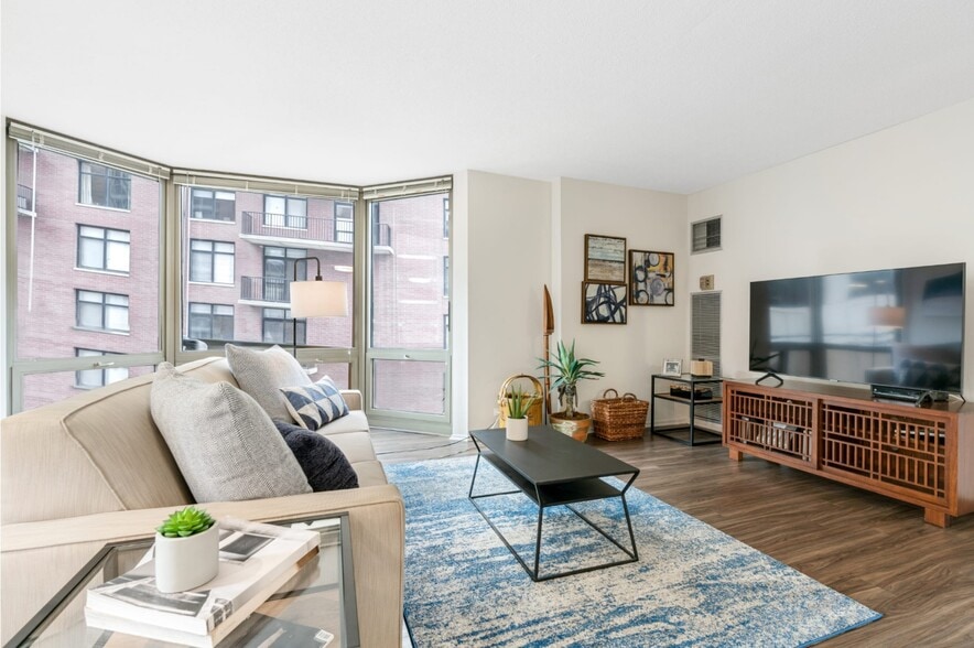 Building Photo - 21 E Elm St