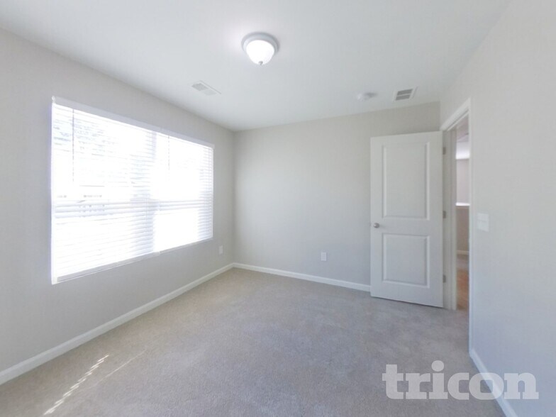 Building Photo - 35 Chalet Ct