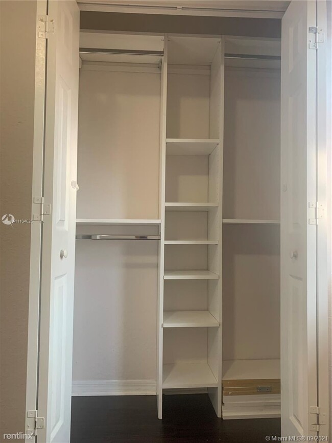 Building Photo - 3 br, 2.5 bath Townhome - 12430 SW 50th St...