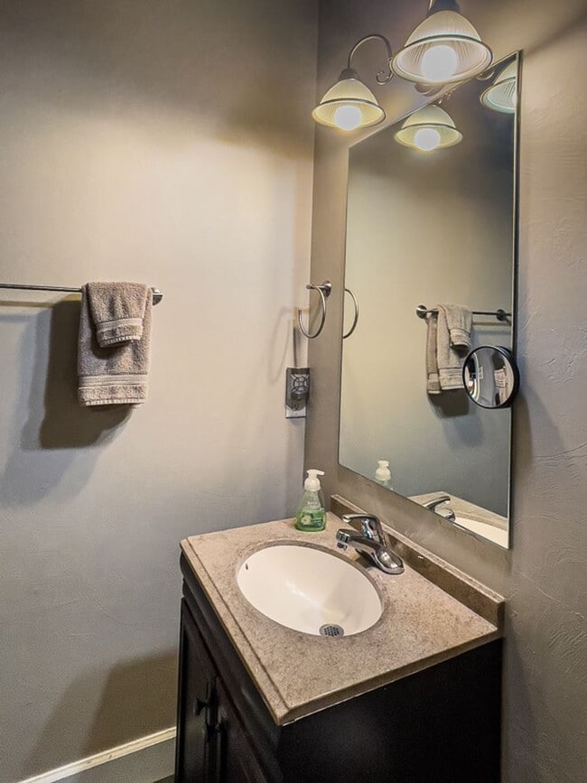 Building Photo - Jackson Creek Suite: Fully Furnished Charming Condo Nestled in Near a Creek $300