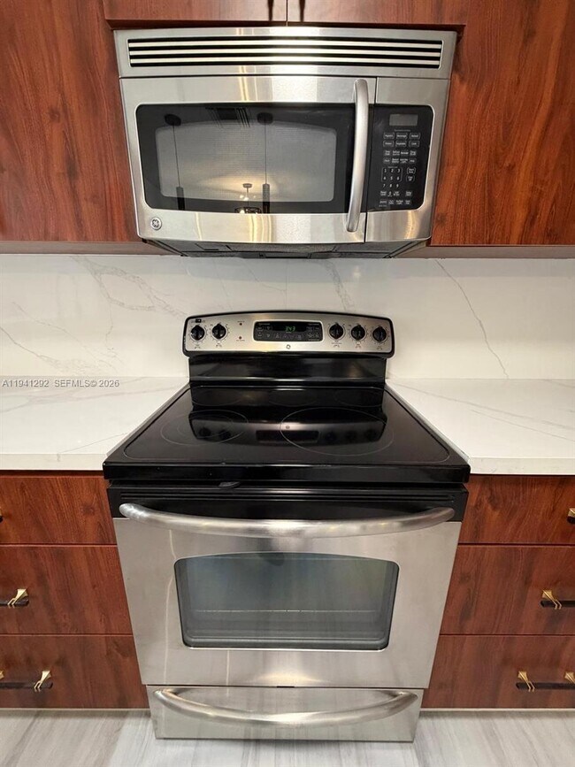 Building Photo - 3030 SW 96th Ave