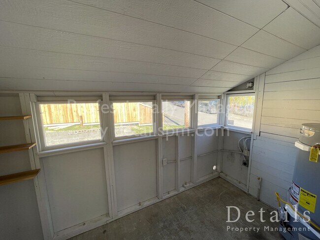 Building Photo - 116 Oak St