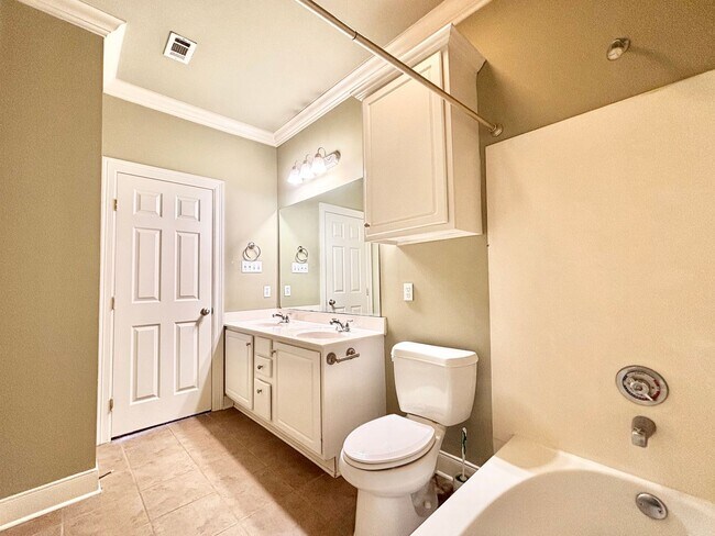 Building Photo - Three Bedroom Townhouse in Gated Community...