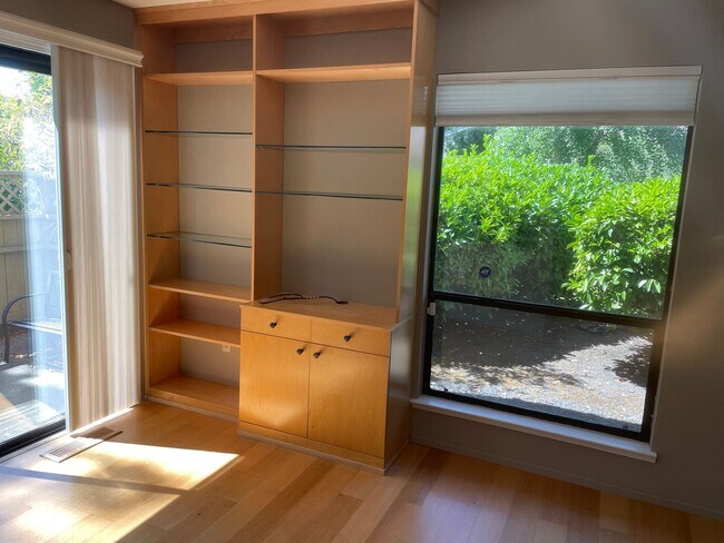 Building Photo - Beautiful End Unit Condo in Bennett Valley!