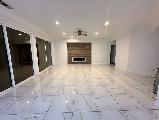 Building Photo - 5701 W Country Ave