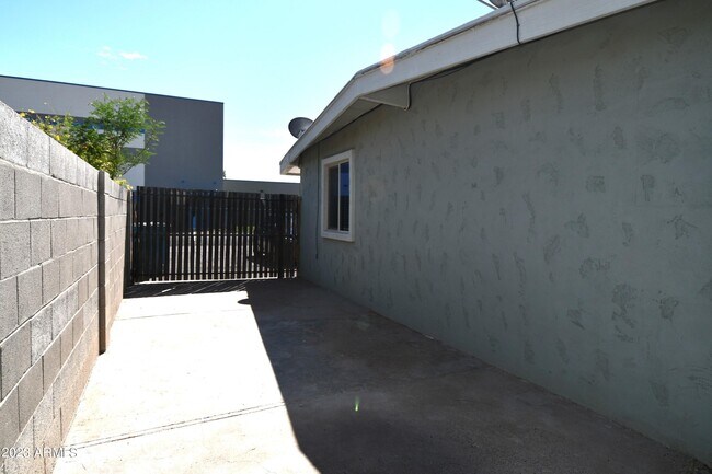 Building Photo - 3018 W Hazelwood St